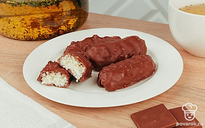 Выложите готовый десерт на тарелку и подавайте к чаю.