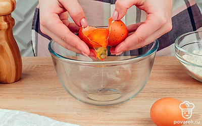 Разбейте куриное яйцо в глубокую тарелку.