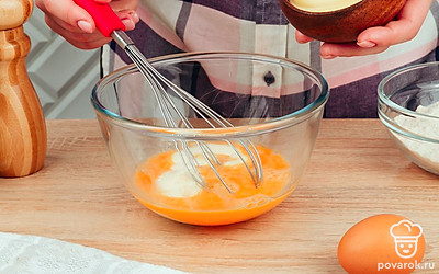 Взбивая, добавьте майонез.