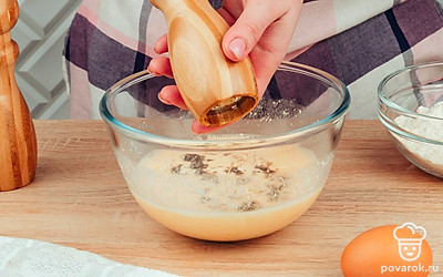 В кляр добавьте соль и перец по вкусу.