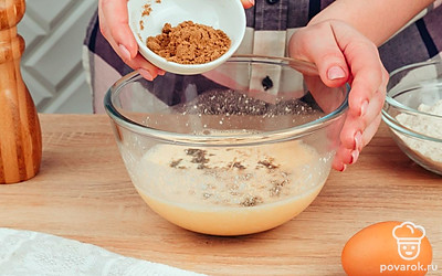 Всыпьте в кляр панировочные сухари.