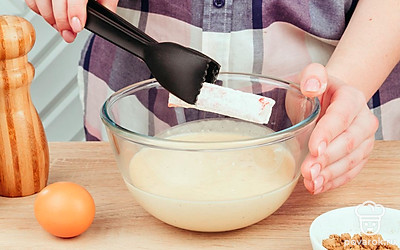 Опустите крабовые палочки в кляр и обмакните с каждой стороны.