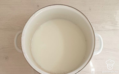 Молоко влейте в кастрюлю, доведите до кипения.