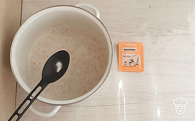 Затем всыпьте ваниль, перемешайте. Варите еще 1 минуту.