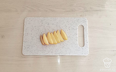 Яблоко помойте и нарежьте дольками.