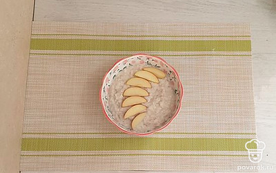 Кашу подавайте порционно. Сверху выложите яблоки. Приятного аппетита.