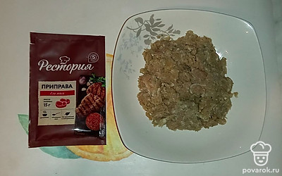 Мясо свинины прокрутите на мясорубке с добавлением репчатого лука.