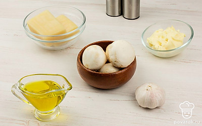 Тщательно промойте грибы и зелень.