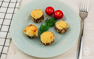 Готовые шампиньоны разложите на тарелки для подачи. Украсьте свежей зеленью на ваш вкус, например, укропом, петрушкой или кинзой. Добавьте помидорки черри.