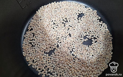 В чашу мультиварки всыпьте перловую крупу. 