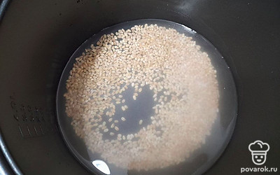 Влейте воду, закройте крышкой. Включите режим «Каши». Готовьте в течение 40 минут.