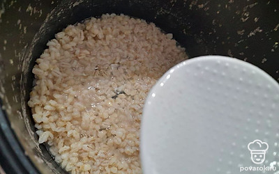 Когда каша будет готова, добавьте соль и подсолнечное масло.