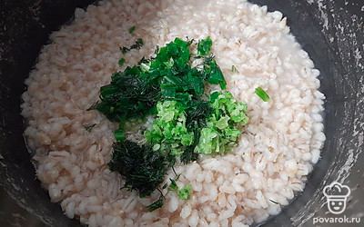 Добавьте нарезанную зелень.