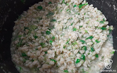 Тщательно перемешайте, закройте мультиварку. Дайте каше пропариться в течение 5 минут.