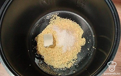 В чашу мультиварки всыпьте промытое пшено, соль и сахар по вкусу. Положите кусочек сливочного масла и всыпьте пакетик ванилина. 
