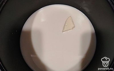 Влейте молоко, воду. Поставьте режим «молочная каша». Время приготовления — 35 минут. 