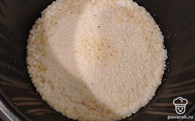 После сигнала мультиварки о готовности, откройте крышку и перемешайте кашу. 