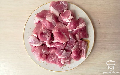 Свинину хорошо помойте и нарежьте небольшими кусочками. 