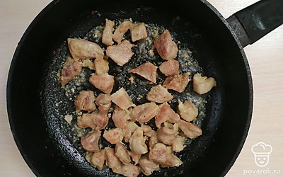 Тушите мясо на среднем огне в течение 30-35 минут. 