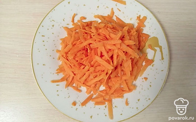 Морковь почистите и натрите на крупной терке. 