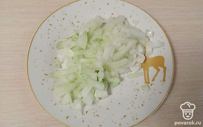 Репчатый лук мелко нарежьте. 
