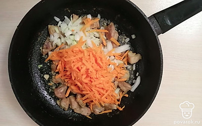 Добавьте овощи к мясу. Жарьте на растительном масле в течение 5-7 минут на среднем огне. 