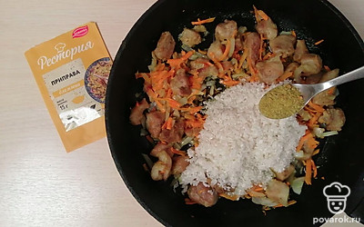 Добавьте промытый рис, соль и специи для плова. 