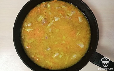 Залейте горячей водой, тушите 20-25 минут под крышкой. 