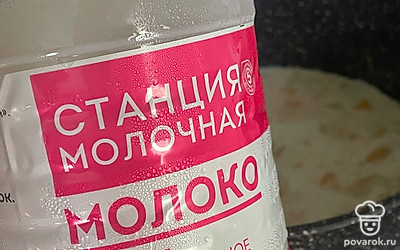 Влейте молоко, добавьте щепотку соли и сахар по вкусу. Накройте кастрюлю крышкой. Варите кашу на медленном огне около 30 минут.