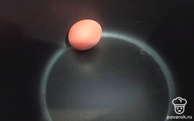 Яйцо отварите до готовности вкрутую. Варите 8 минут с момента закипания воды.