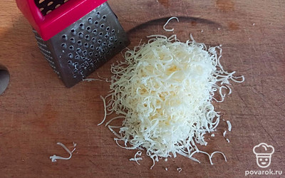 Сыр натрите на терке.