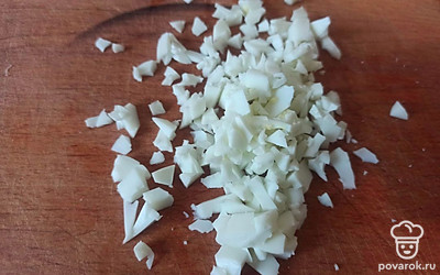 Яйцо нарежьте мелким кубиком.