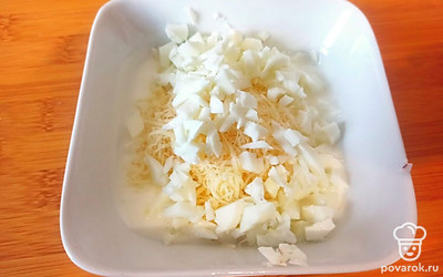 Соедините в соуснике кефир, сыр и яйцо. Посолите по вкусу и перемешайте.