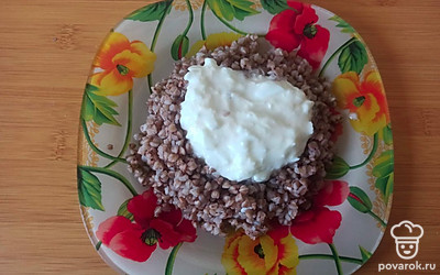 Выложите гречку на блюдо и заправьте получившимся соусом. Перемешайте.