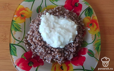 Подавайте блюдо порционно. Украсьте овсяными отрубями.