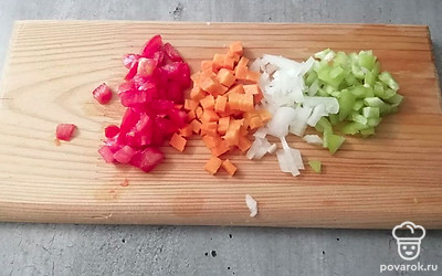Овощи хорошо помойте и нарежьте кубиками. 