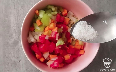 Соедините все ингредиенты. Посолите по вкусу и добавьте растительное масло. 