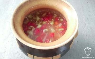 Налейте холодную воду на 1сантиметр выше уровня каши. Тушите в духовом шкафу 30 минут. 