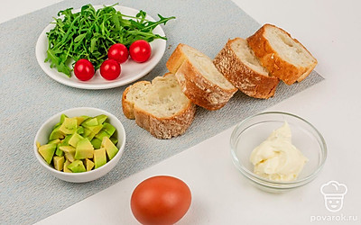 В кастрюлю налейте воды, посолите и доведите до кипения. Авокадо помойте, просушите и очистите от кожуры, удалите косточку. Отрежьте необходимое количество хлеба.