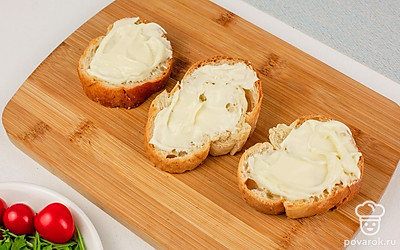 Багет смажьте плавленным сыром.