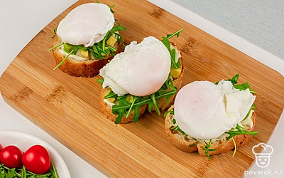 Готовые яйца выложите на руколу.