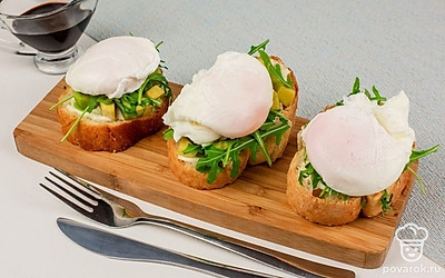 Брускетты с сыром, авокадо и яйцом пашот готовы. Приятного аппетита.