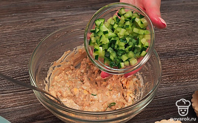 Приготовьте начинку. Разомните печень трески. Добавьте мелко порубленный зеленый лук. Яйца и огурец мелко нарежьте и добавьте к печени. Добавьте майонез и перемешайте до однородной массы. Посолите и поперчите.