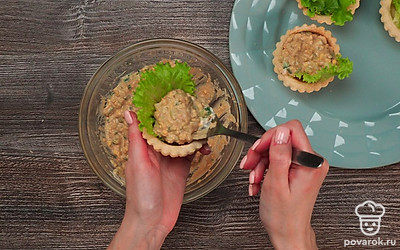 Приготовьте тарталетки. В каждую тарталетку выложите готовую начинку.