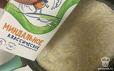 Овсянку и миндальное молоком наливаем в сотейник и ставим на средний огонь. Доводим до кипения.