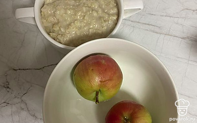 Когда закипит, солим. Варим овсянку 10 минут, постоянно помешивая. Выкладываем овсянку в пиалу. Моем 2 яблока.