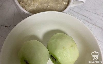 Яблоки очищаем от кожуры.