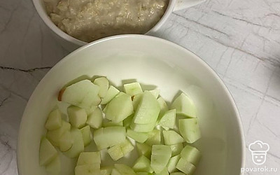 Яблоки нарезаем кубиками.