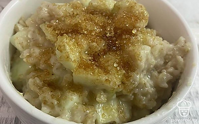 Посыпаем кашу тростниковым сахаром.