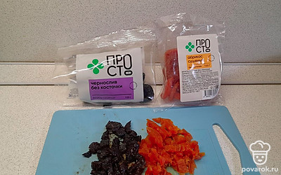 Нарезаем сухофрукты.